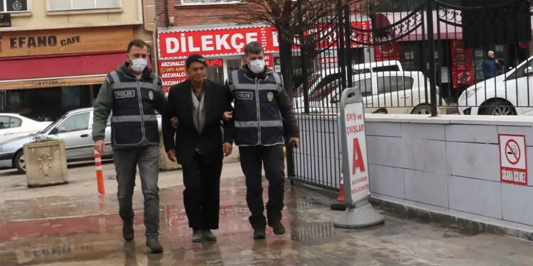 Türk bayrağını söküp çöpe atan şüpheli gözaltında