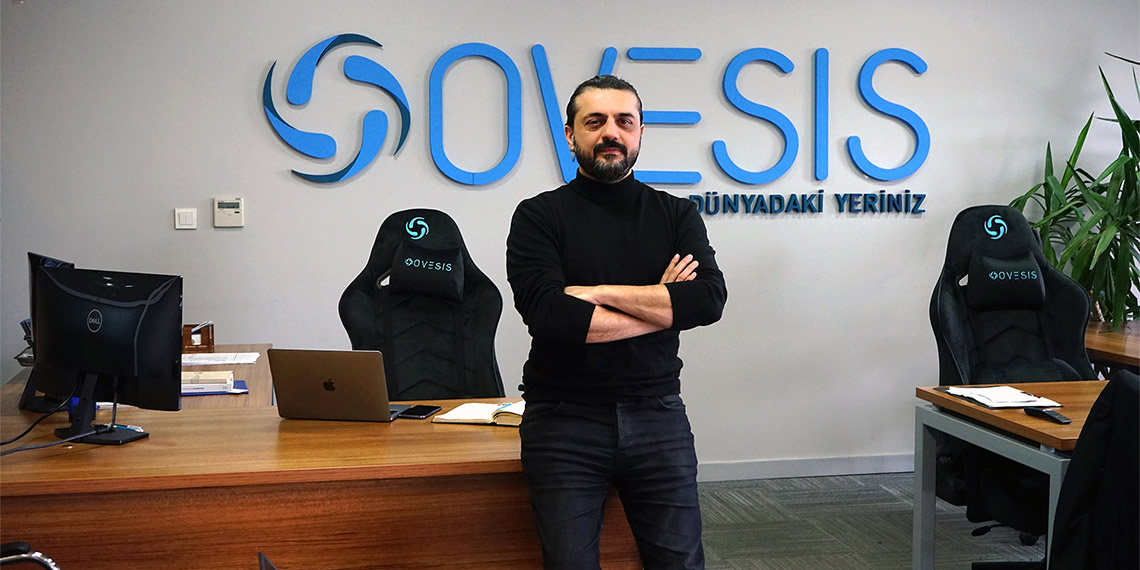 Artırılmış gerçeklik (AR), sanal gerçeklik (VR) ve metaverse teknolojileri geliştiren Ovesis, 2024 itibarıyla Türkiye'deki şirketleri sanal evrene taşıyacak platformu için çalışmaya başladığını duyurdu.