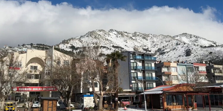 Marmara'da fırtına ve kar yağışı; Adaya 2 gün ulaşım sağlanamadı