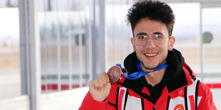 Olimpik sürat patencisi Furkan'ın gözü olimpiyatlarda