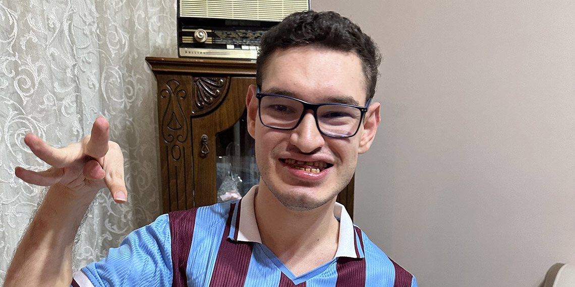 İstanbul’da yaşamını tekerlekli sandalyeye bağımlı sürdüren doğuştan engelli Burak Kumaş (23), Trabzonspor sevgisini anlatmak için ellerinde sadece hareket ettirebildiği sol orta parmağını kullanarak bilgisayarda, ‘Bana da her yer Trabzon’ adlı kitap yazdı.
