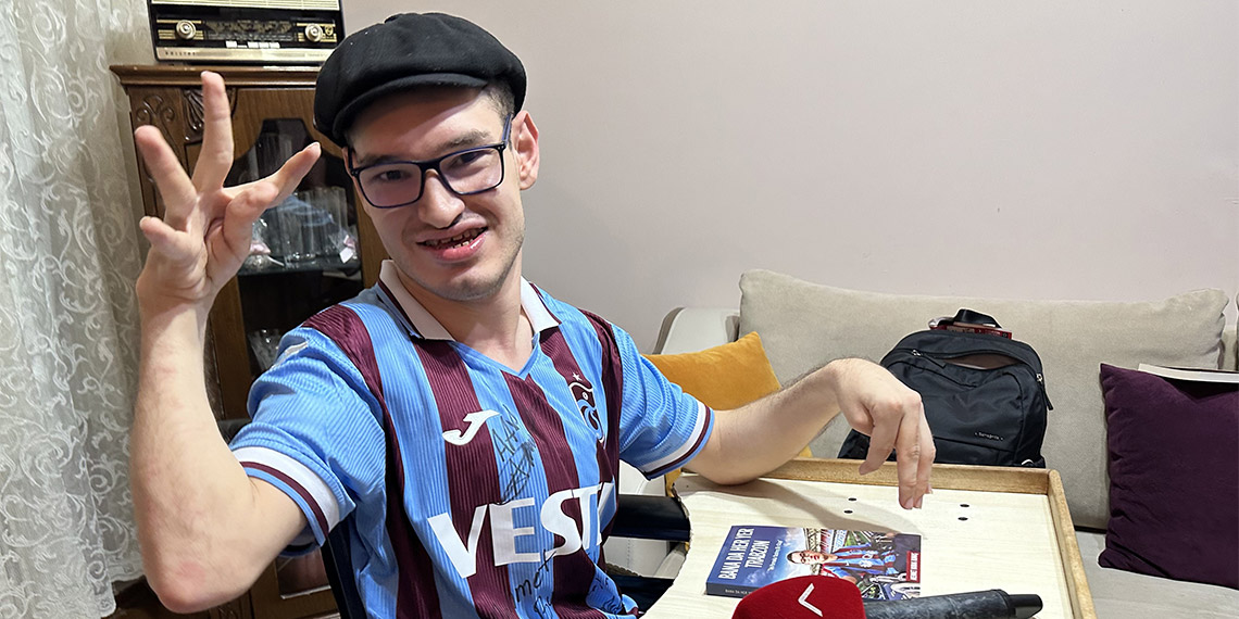 Doğuştan engelli Burak ‘Bana da her yer Trabzon’ adlı kitap yazdı