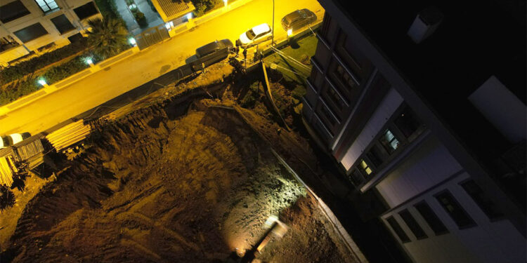 Toprak kaydı, bina sakinleri sokağa döküldü