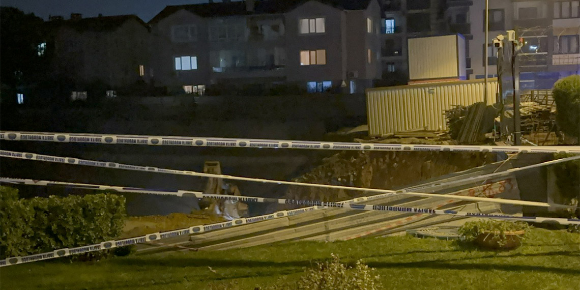 Tuzla'da 5 katlı binanın bahçesinde toprak kaydı, istinat duvarı çöktü. Bina sakinleri sokağa döküldü. Hafriyat çalışmalarının yapıldığı bölge havadan dron ile görüntülendi.  