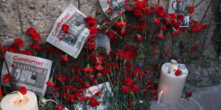 Uğur Mumcu ölümünün 31'inci yıl dönümünde evinin önünde anıldı