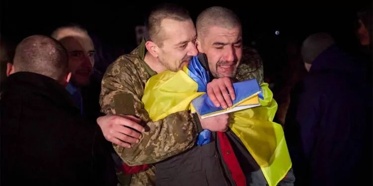 230 ukraynalı esir ve 248 rus esir ülkesine döndü