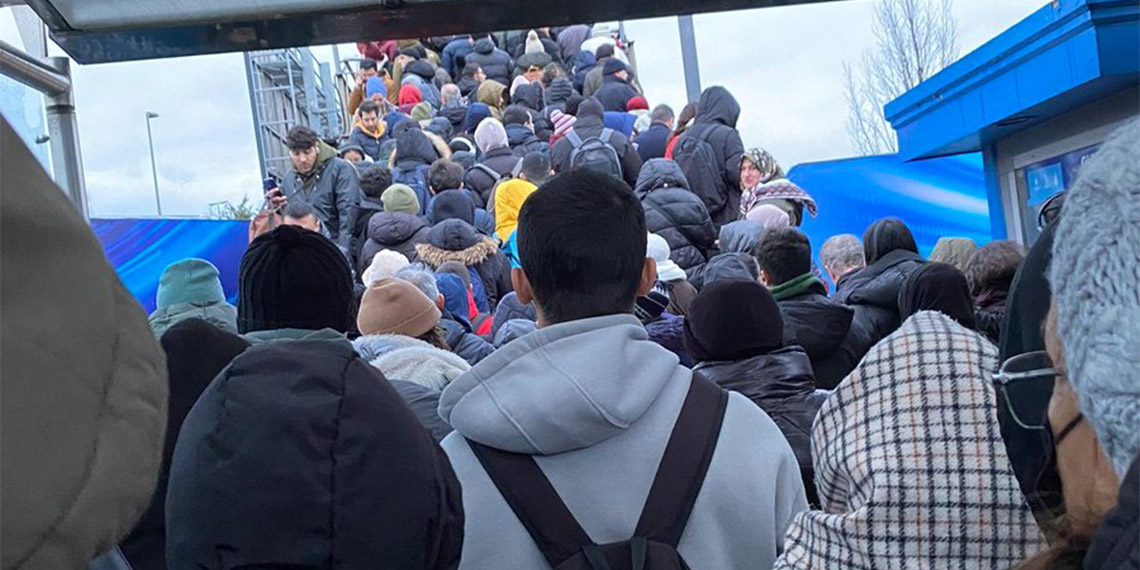 Arızalanan metrobüs nedeniyle izdiham yaşandı