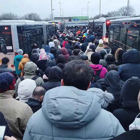 Uskudar039da metrobus arizalandi duraklarda yogunluk yasandi 2075 dhaphoto5 - i̇stanbul haberleri, yerel haberler - haberton