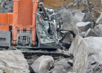 Üzerine kaya parçaları düşen kepçenin operatörü yaralandı
