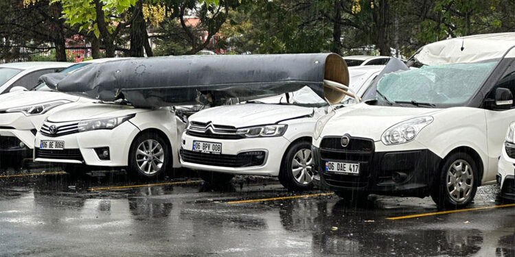 Üzerine savaş uçağının yakıt tankı düşen otomobil için hasar tespitine itiraz
