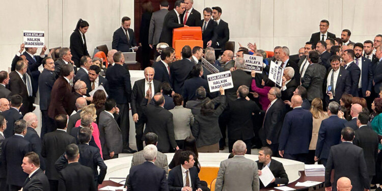 Can Atalay'ın milletvekilliği düşürüldü