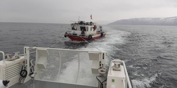 Van Gölü'nde motoru arızalanan balıkçı teknesi kurtarıldı