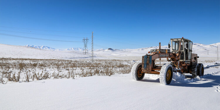 Van'da kar yağışı nedeniyle 429 yerleşim yerinin yolu ulaşıma kapandı