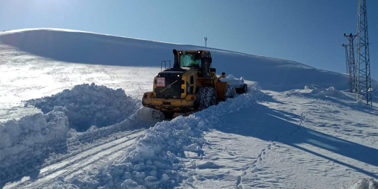 Van'da kara teslim oldu; 86 yerleşim yeriyle ulaşım sağlanamıyor