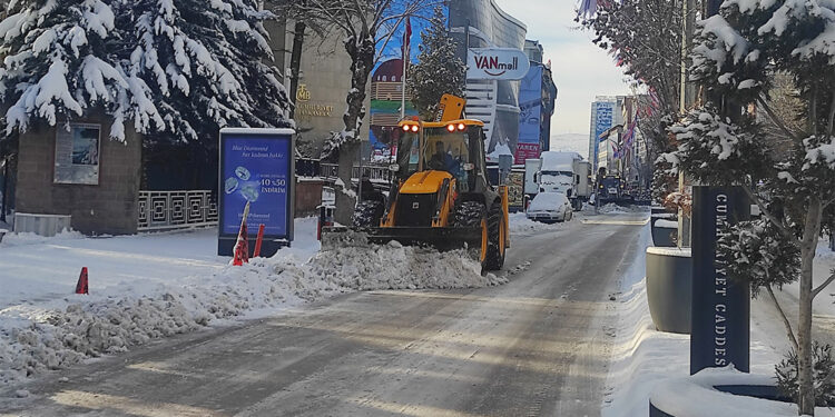 Van'da kardan kapanan 451 yerleşim yerinden 148'i açıldı