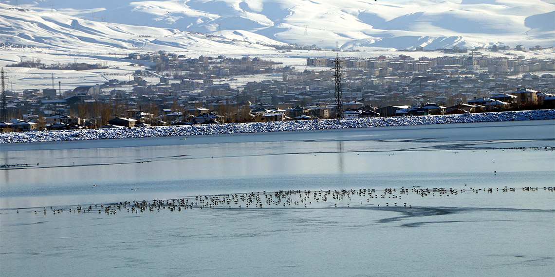 Sıhke Göleti'nin yüzeyi kısmen dondu