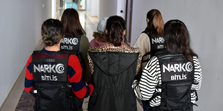 Bitlis'te yabancı uyruklu 2 kadın uyuşturucu ile yakalandı