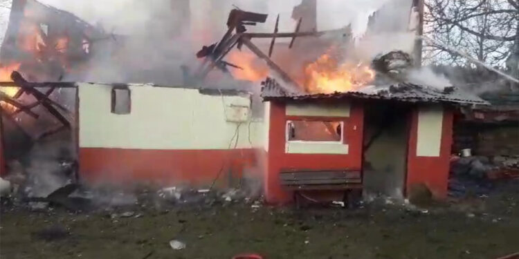 Karabük'te çıkan yangında ahşap ev kül oldu