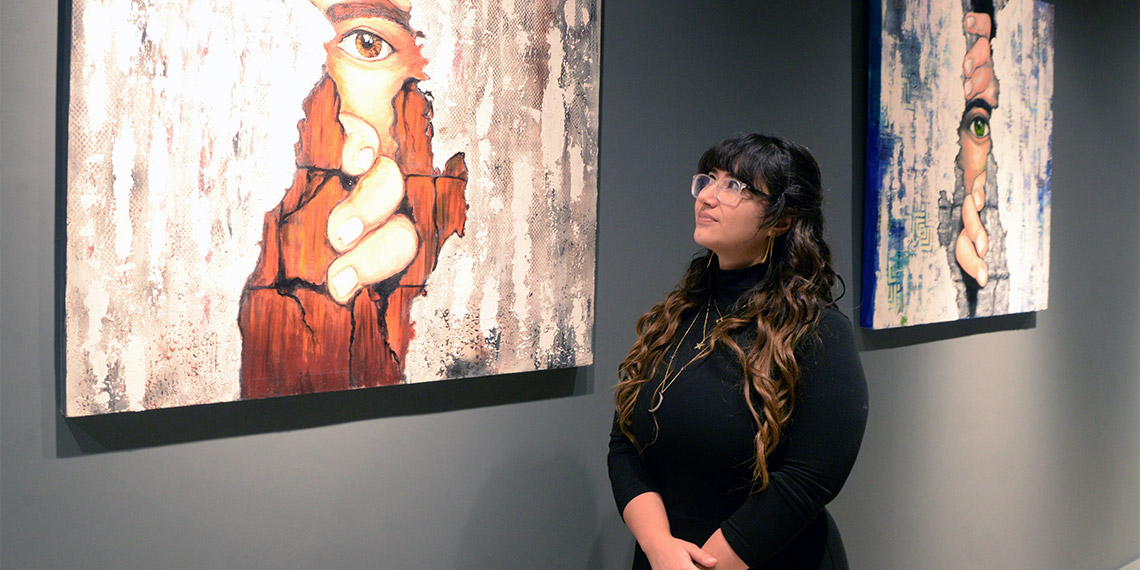 Hatay'daki depremde hasar gören binadaki evlerinden ayrılmak zorunda kalıp Mersin'e yerleşen Öğretim Üyesi Dr. Zeynep Gönülay Çalımlı, yaşanan deprem felaketini yağlı boyayla tuvaline yansıtarak 'ARAFTA' ismini verdiği kişisel resim sergisini açtı.