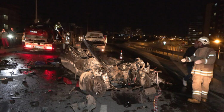 Başakşehir'de refüjü aşan otomobil karşı şeritteki araca çarptı; 3 ölü