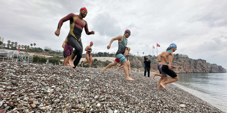 Deniz kirliliğine dikkat çekmek için yüzdüler