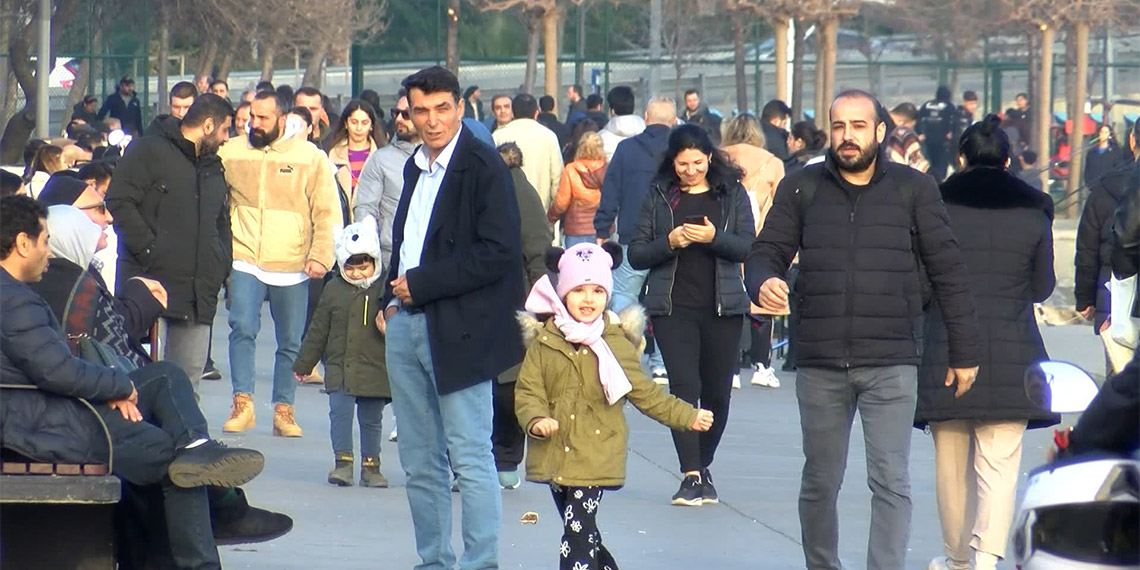 Yeni yılın ilk gününde İstanbullular park ve sahillere akın etti. Güneşli havayı değerlendiren vatandaşlardan bazıları sahilde yürüyüş yaparken, bazıları da çocuklarıyla oyun oynayarak keyifli vakit geçirdi.