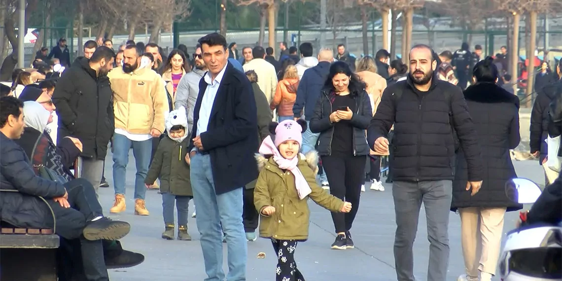 Yeni yılın ilk gününde i̇stanbullular park ve sahillere akın etti. Güneşli havayı değerlendiren vatandaşlardan bazıları sahilde yürüyüş yaparken, bazıları da çocuklarıyla oyun oynayarak keyifli vakit geçirdi.