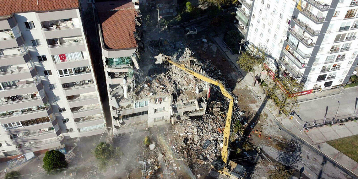 İzmir'in Seferihisar ilçesi açıklarında meydana gelen 6.6 büyüklüğündeki depremde 11 kişinin öldüğü, 11 kişinin yaralandığı Yılmaz Erbek Apartmanı davasında avukatlardan ağır ceza mahkemesi talebi.