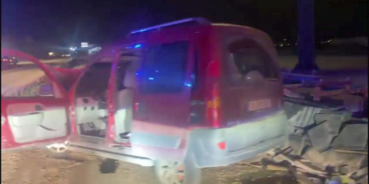 Köpeğe çarpmamak için manevra yaptı, mermer yığınına çarptı