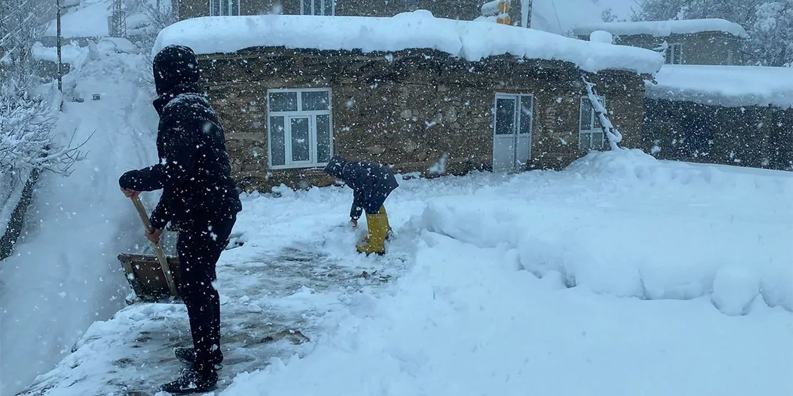 Yolu kar ve çığdan kapanan mahallede yaşam mücadelesi