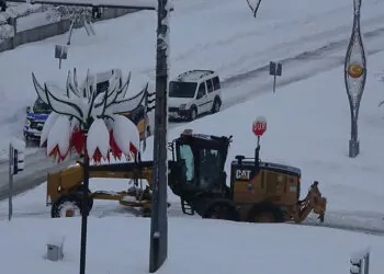 Yüksekova'da 180 yerleşim yerinin yolu kardan kapandı