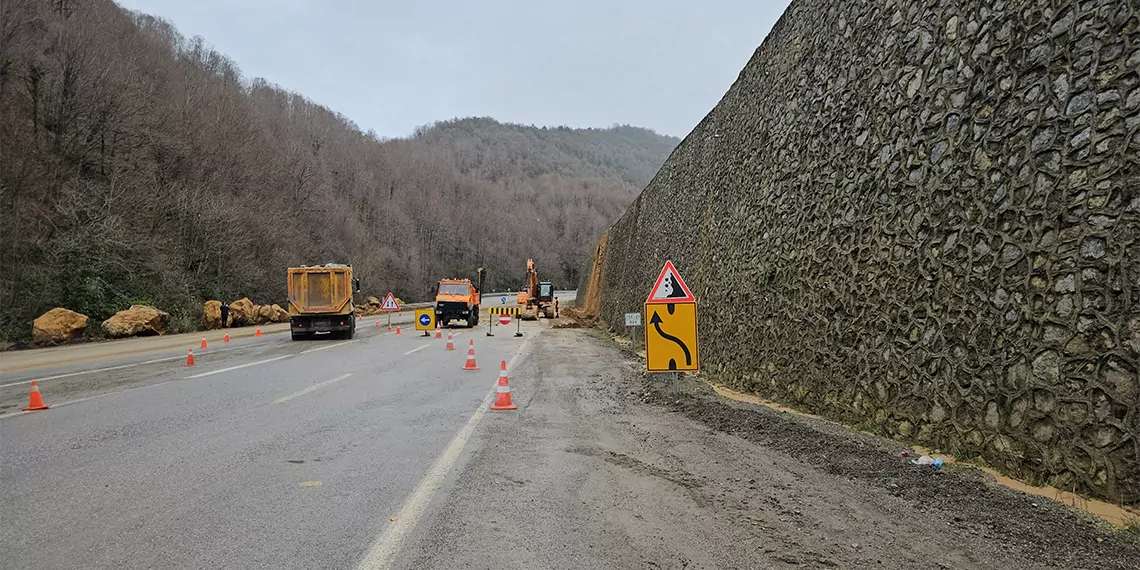 Zonguldak ankara yoluna düşen dev kayalar kaldırılıyor