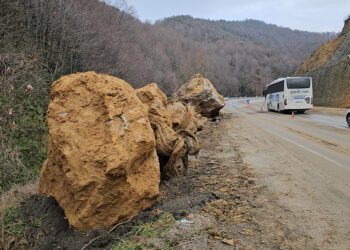 Zonguldak Ankara yoluna düşen dev kayalar kaldırılıyor
