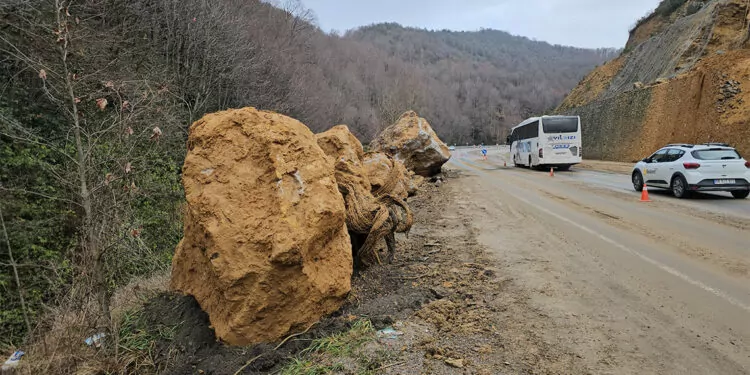 Zonguldak ankara yoluna düşen dev kayalar kaldırılıyor