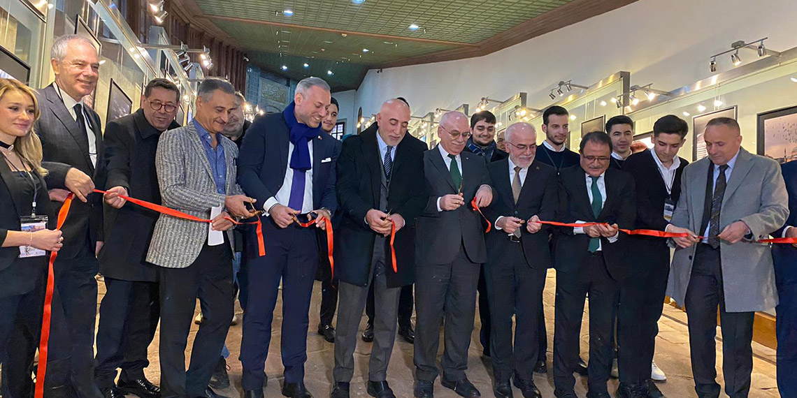 İstanbul Ticaret Üniversitesi Medya ve İletişim Bölümü 1'inci sınıf öğrencilerinin objektifinden yansıyan ‘Gençlerin Gözünden İstanbul’ konulu fotoğraf sergisi İstanbul Ticaret Odası (İTO) Yeni Camii Hünkar Kasrı’nda sanatseverlerle buluştu.