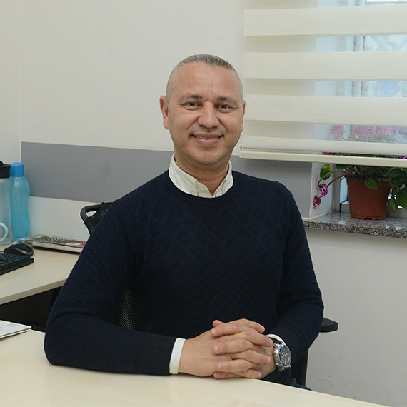 Ünlülerin göz doktoru olarak tanınan Op. Dr. Tuncay Sezgin, yüz ifadesini değiştiren düşük göz kapağından kurtulmanın zor olmadığını söyledi.