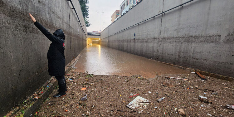 1 kişinin öldüğü su dolu alt geçitte felaketin izi