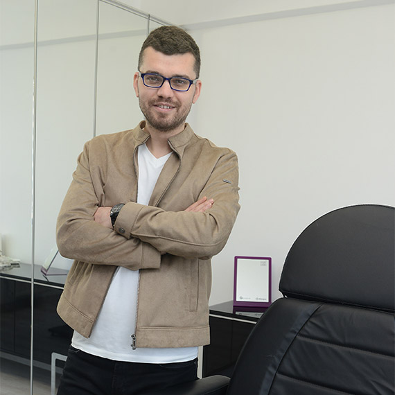 Büyük memeler sağlıksız diyen Op. Dr. Ömer Mutlu, meme küçültme operasyonları hakkında bilgi verirken dikkat çeken konulara değindi.