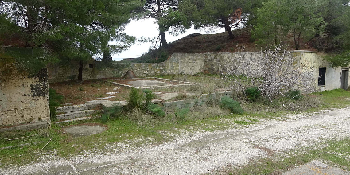 Çanakkale'de, 1884 yılında Sultan 2'nci Abdülhamit döneminde yapılan Orhaniye Tabyası kaderine terk edildi.