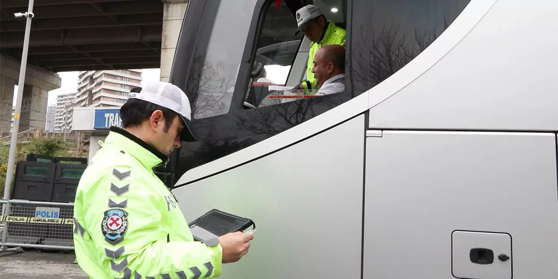 Bayrampaşa'daki 15 temmuz demokrasi otogarı'nda şehirlerarası yolcu taşımacılığı yapan otobüslerde şoför ve yolculara yönelik emniyet kemeri denetimi yapıldı. Denetimler sırasında şehirlerarası otobüslerde kış lastiği takılıp takılmadığına dair kontroller de yapıldı.  