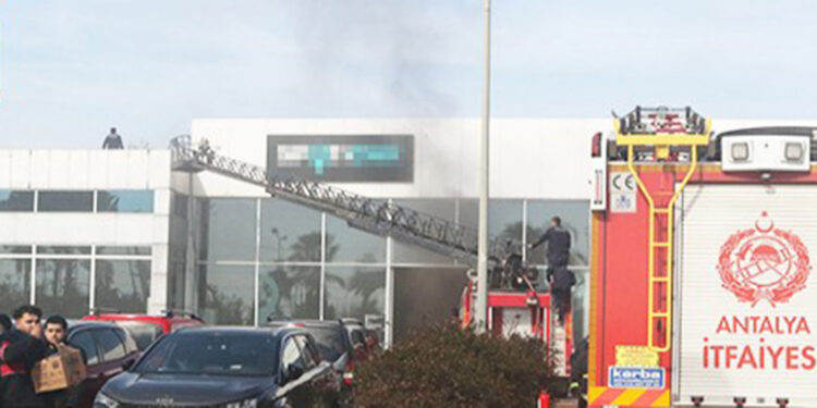 2'nci el araç alım-satımı yapılan iş yerinde yangın