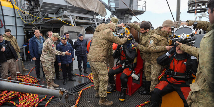 4 kayıp mürettebat aranıyor; denizdeki görüş mesafesi sıfır