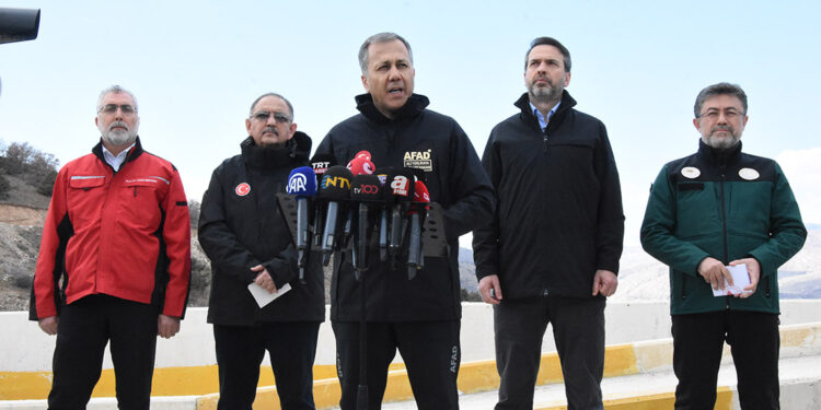 5 bakan madendeki heyelan bölgesinde açıklama yaptı