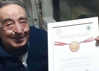 50 yıllık birikimi olan elektronik malzemeyi öğrencilere bağışladı