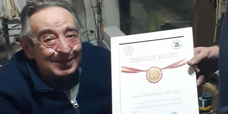 50 yıllık birikimi olan elektronik malzemeyi öğrencilere bağışladı