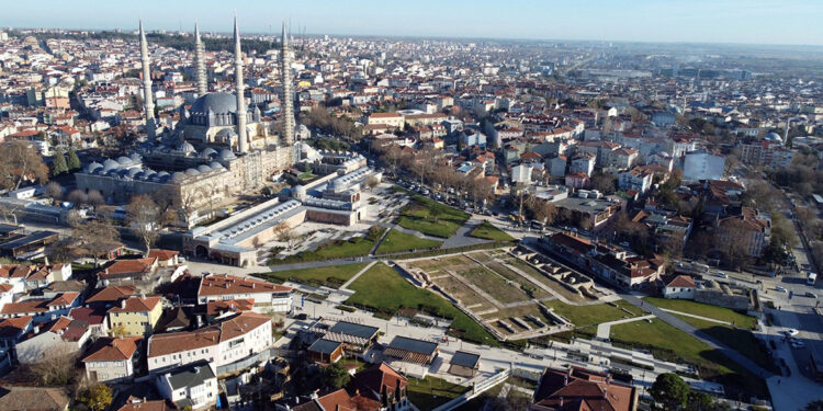 6 asırlık han ve hamamın restorasyonuna başlandı