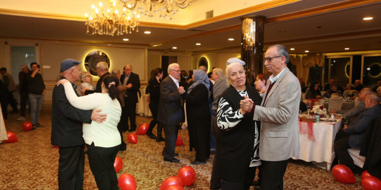 65 yaş üstü evli çiftler, 14 Şubat yemeğinde buluştu