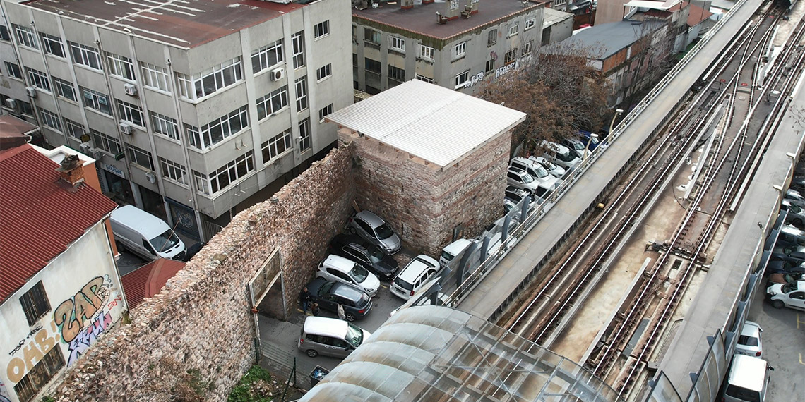 Beyoğlu’ndaki Ceneviz Surları’nın Harup Kapı bölümü üzerinde bulunan yaklaşık 700 yıllık tarihi kitabenin, İstanbul 2 Numaralı Kültür Varlıklarını Koruma Kurulu’nca 2019’da İstanbul Arkeoloji Müzesi’ne taşınmasına karar verildi.