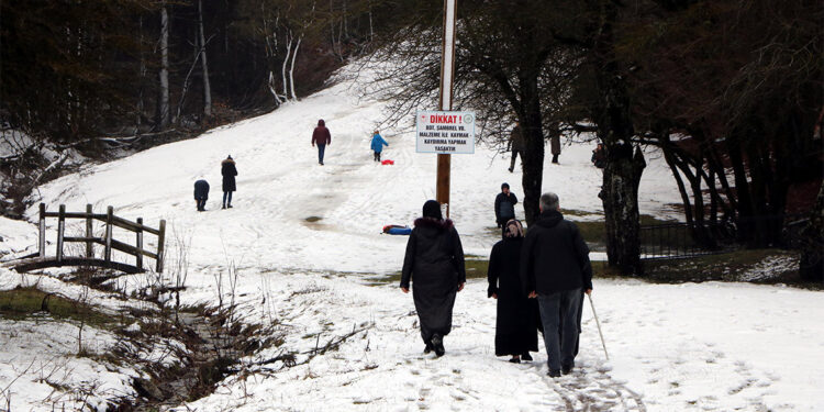 Abant Gölü Milli Parkı beyaz örtüyle kaplandı