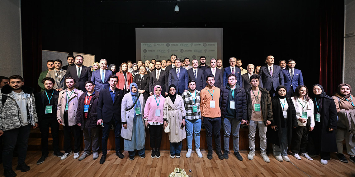 Adalet Bakanı Yılmaz Tunç, "Hedefimiz yeni bir anayasa, demokratik bir anayasa. Bu noktada muhalefet partileriyle de uzlaşmak gerekiyor" dedi.